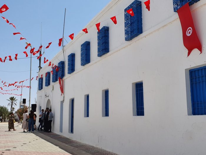 tunesisches Haus mit weißer Fassade und blauen Fenstern