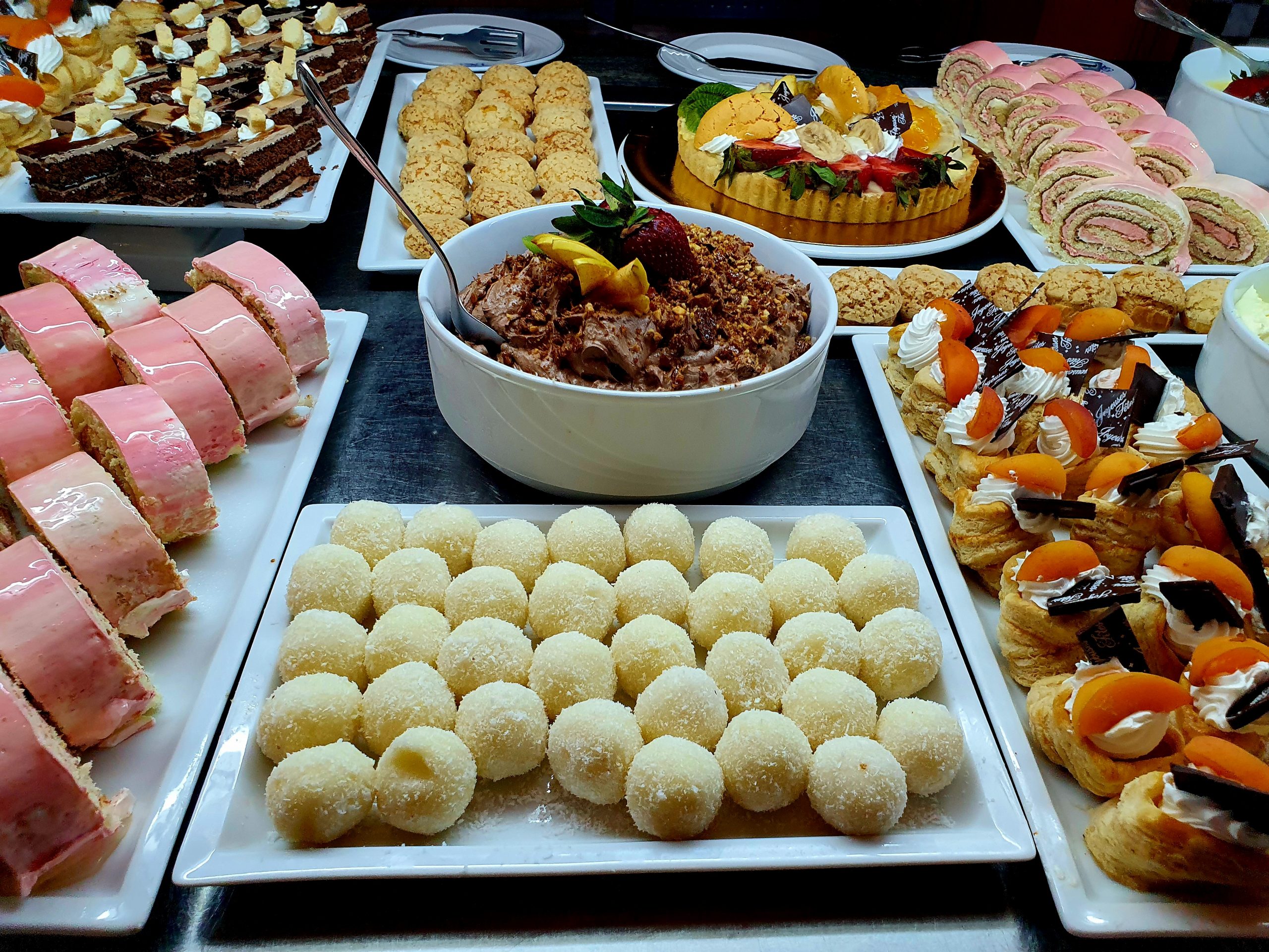Nachspeisen-Buffet mit vielen Desserts