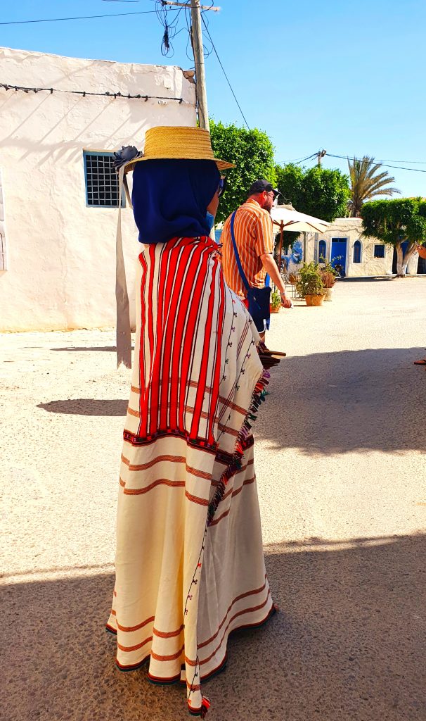 tunesische Frau in Berber-Tracht von Djerba