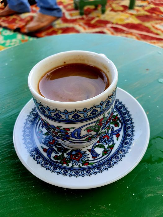 türkischer Kaffee in blau-weißer Mokkatasse