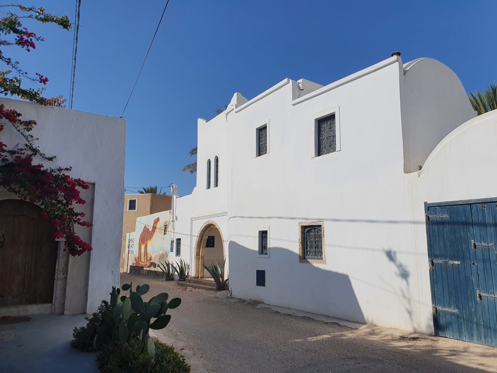 typisches weißes Haus in Tunesien in einer Gasse