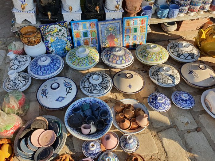 bunte tunesische Keramiken auf Djerba Island