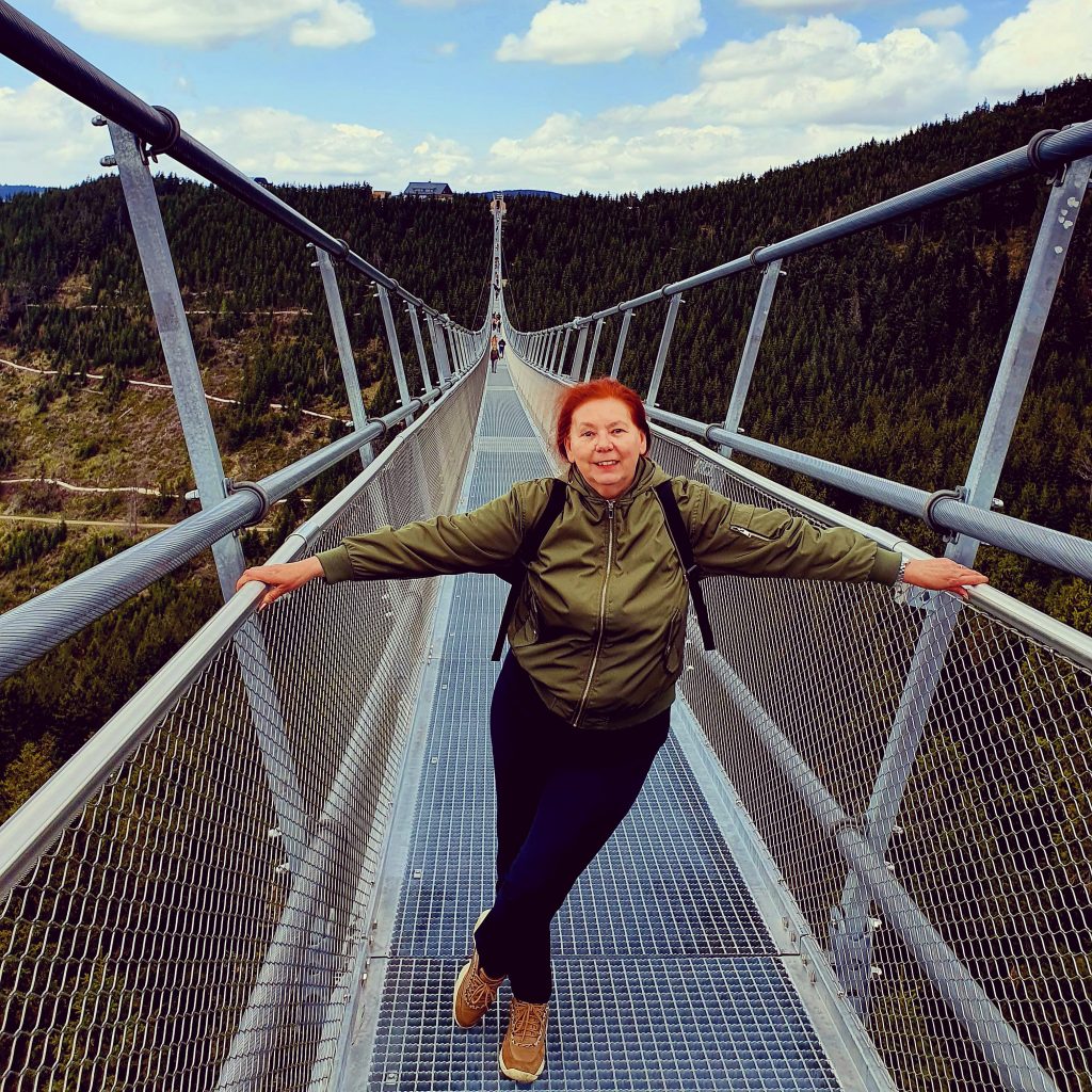 Bloggerin steht auf der längsten Hängebrücke in Tschechien