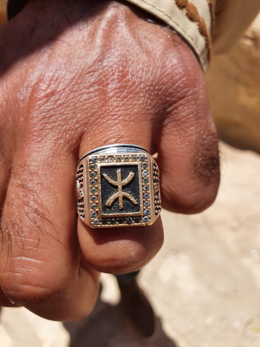 Silberring an der Hand eines Berbers in Tunesien