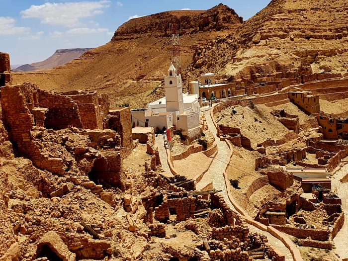 Berber-Dorf mit weißer Moschee, Chinini, Tunesien Ausflugsziele