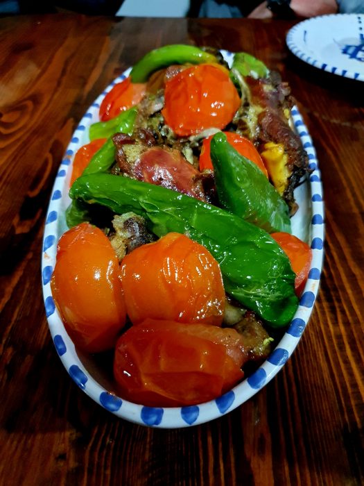 tunesisches Gericht mit Tomaten, Paprika