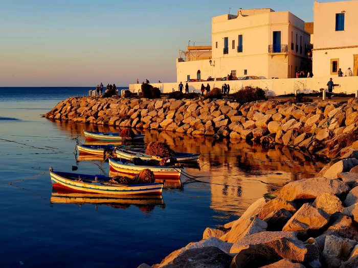 tunesische Küstenstadt bei Sonnenuntergang