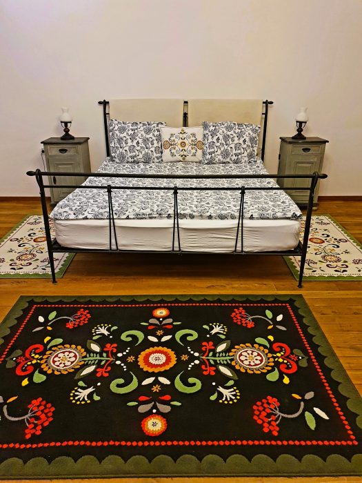 Schlafzimmer in rumänischem Stil eingerichtet