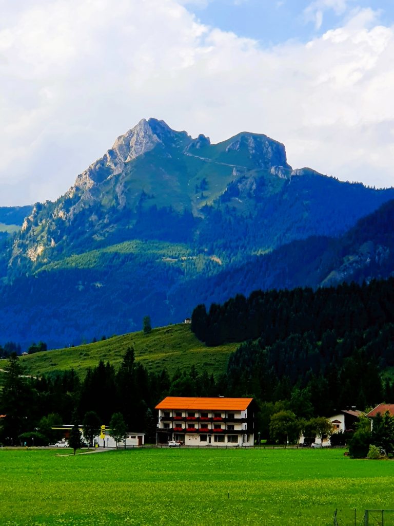 grüne tiroler Landschaft mit hohem Berg