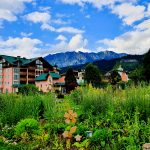 Hotel Liebes Rot Flüh in grüner Landschaft mit Berg