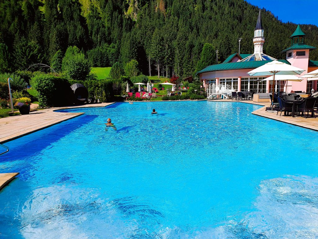 Swimming Pool in einem Hotelgarten