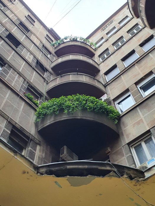 graues Haus mit abgerundeten Balkonen