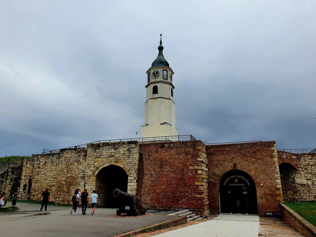 historische Stadtmauer mit Turm, Belgrad Städtereise