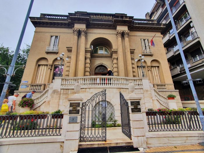 Schöne Villa mit Eingangstor in Belgrad