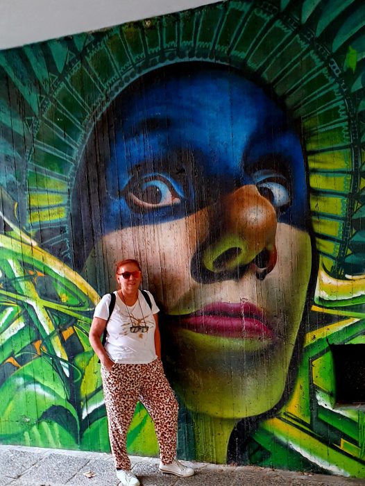 Reisebloggerin vor einem Streetart Mural stehend