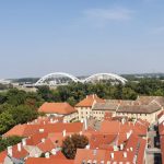 Blick von oben über Altstadt Novi Sad mit Brückenbögen über einen Fluss