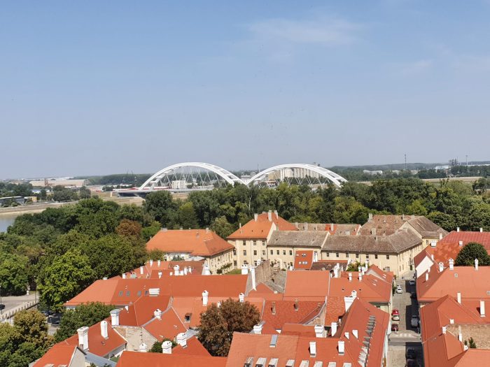 Blick von oben über Altstadt Novi Sad mit Brückenbögen über einen Fluss