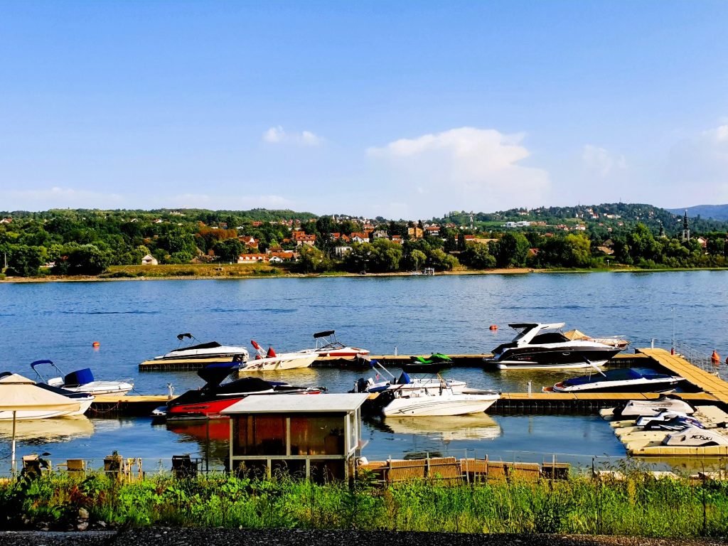 Donau Strand von Novi Sad mit Booten