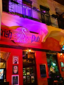 Irish Pub bunt beleuchtet