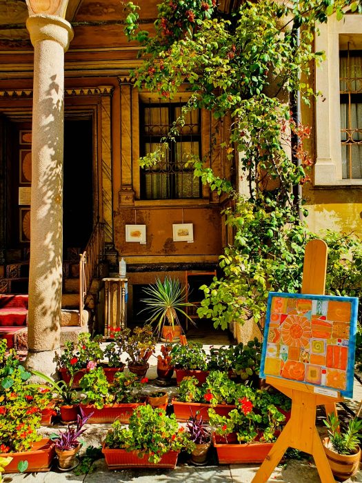 Veranda mit Pflanzen und Staffelei, Plovdiv schönste Häuser