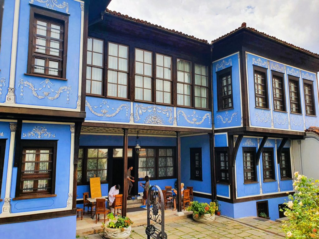 herrschaftliches blaues Haus im Stil der bulgarischen Wiedergeburt