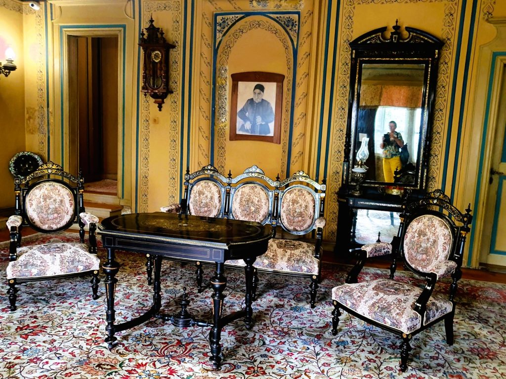 Salon im historischen Stil eingerichtet