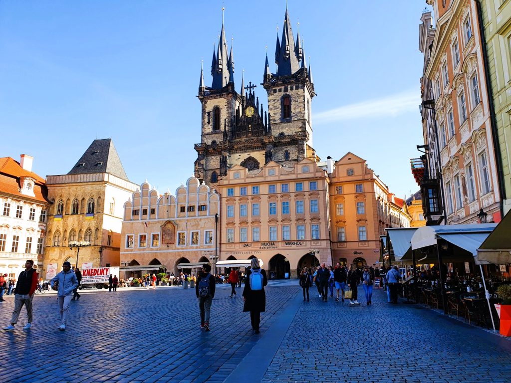 großer Platz mit historischen Bauten, Prager Altstadt Sehenswürdigkeiten