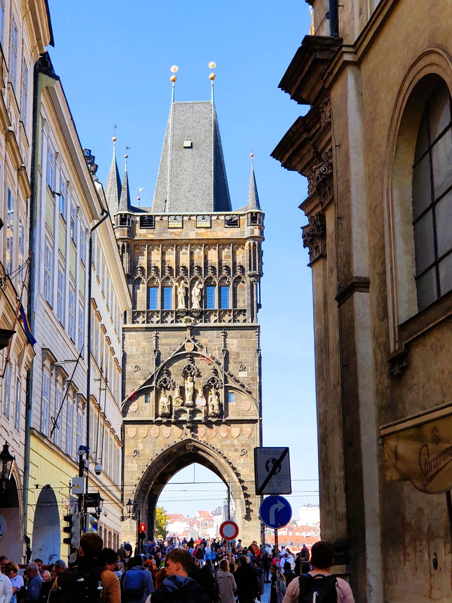 historischer Turm mit Durchgang, Prager Altstadt Sehenswürdigkeiten