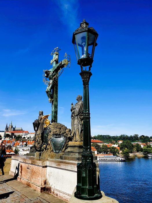 Brücke mit alter Laterne und Statuen, Prager Altstadt Sehenswürdigkeiten