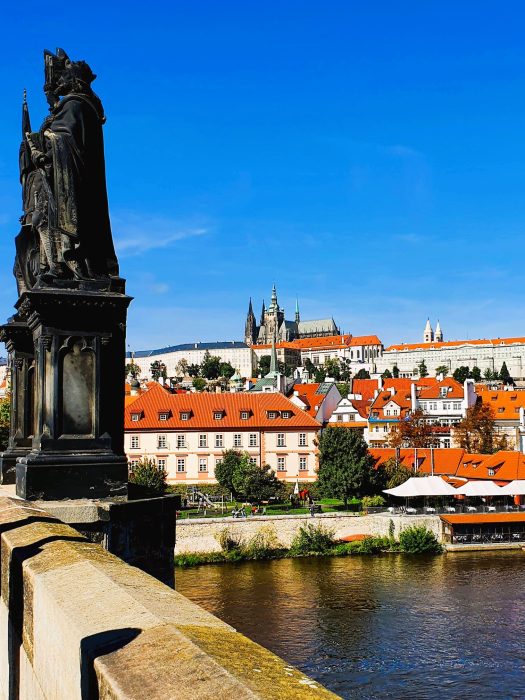 Brücken-Statue und Blick auf Fluss, Prager Altstadt Sehenswürdigkeiten