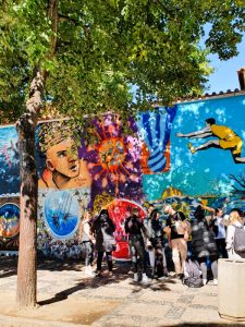 junge Leute vor einer Graffiti Wand mit Baum, Prager Altstadt Sehenswürdigkeiten