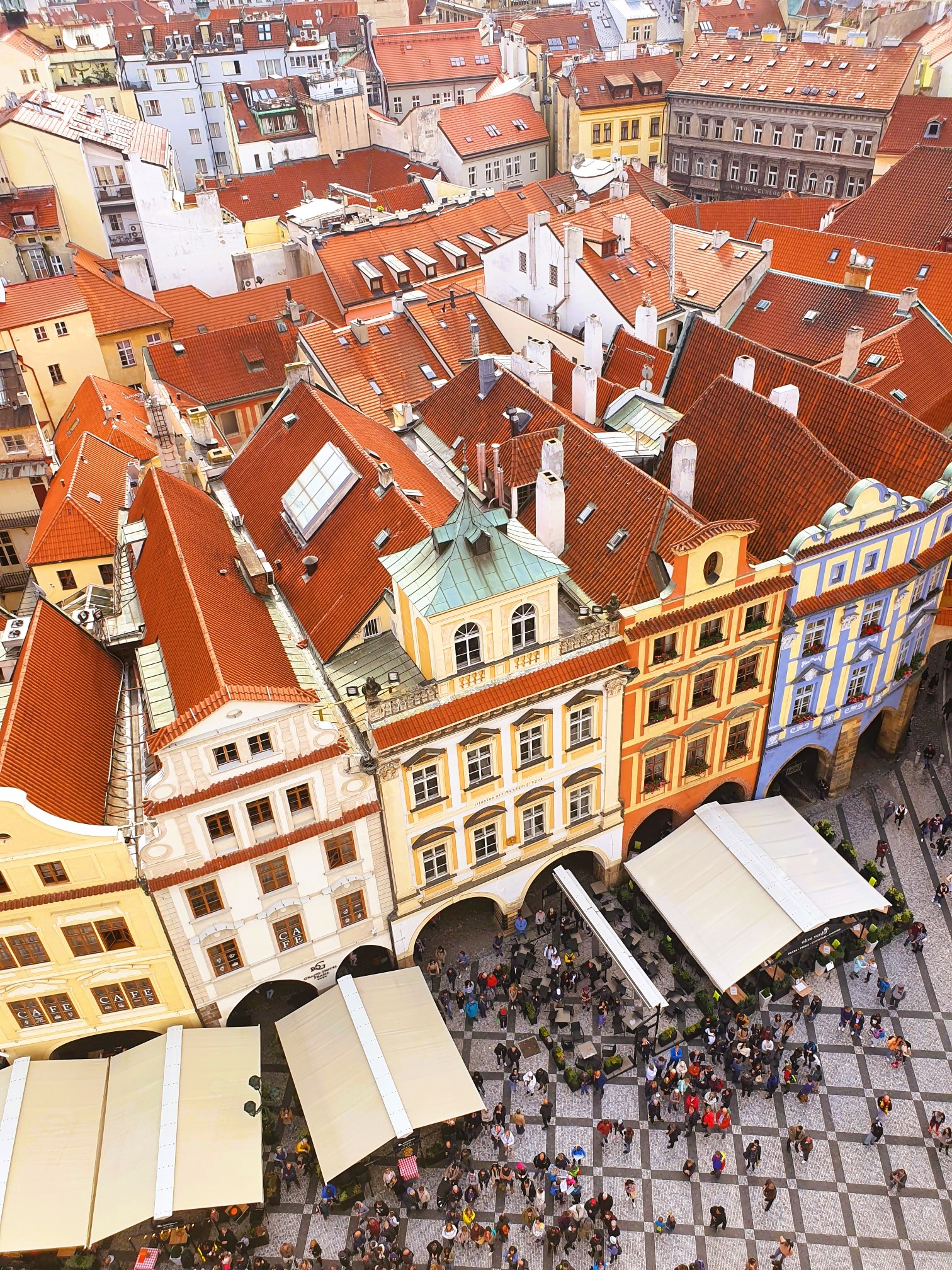 Blick von oben auf schöne Altstadthäuser, Prager Altstadt Sehenswürdigkeiten