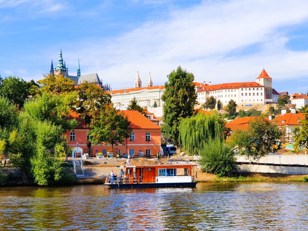 Bootsfahrt auf dem Fluss mit historischen Bauten am Ufer, Prager Altstadt Sehenswürdigkeiten