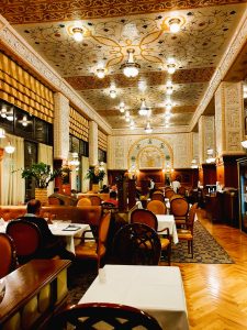 luxuriöses Restaurant im Art Deco Stil