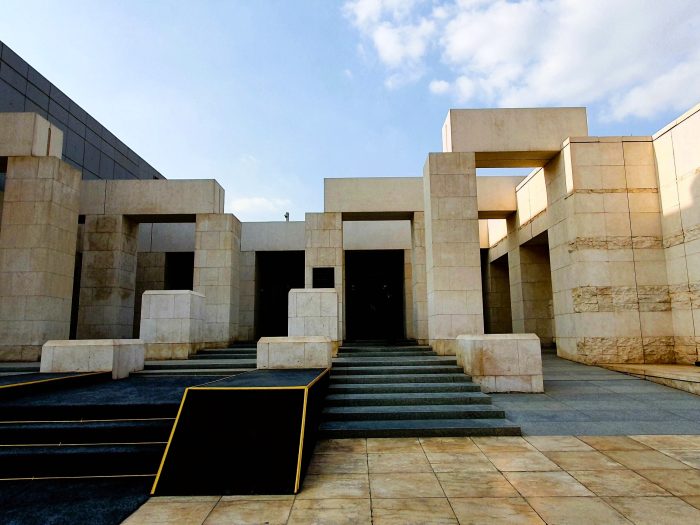 moderner kubischer Steinbau für ein Museum in Kairo