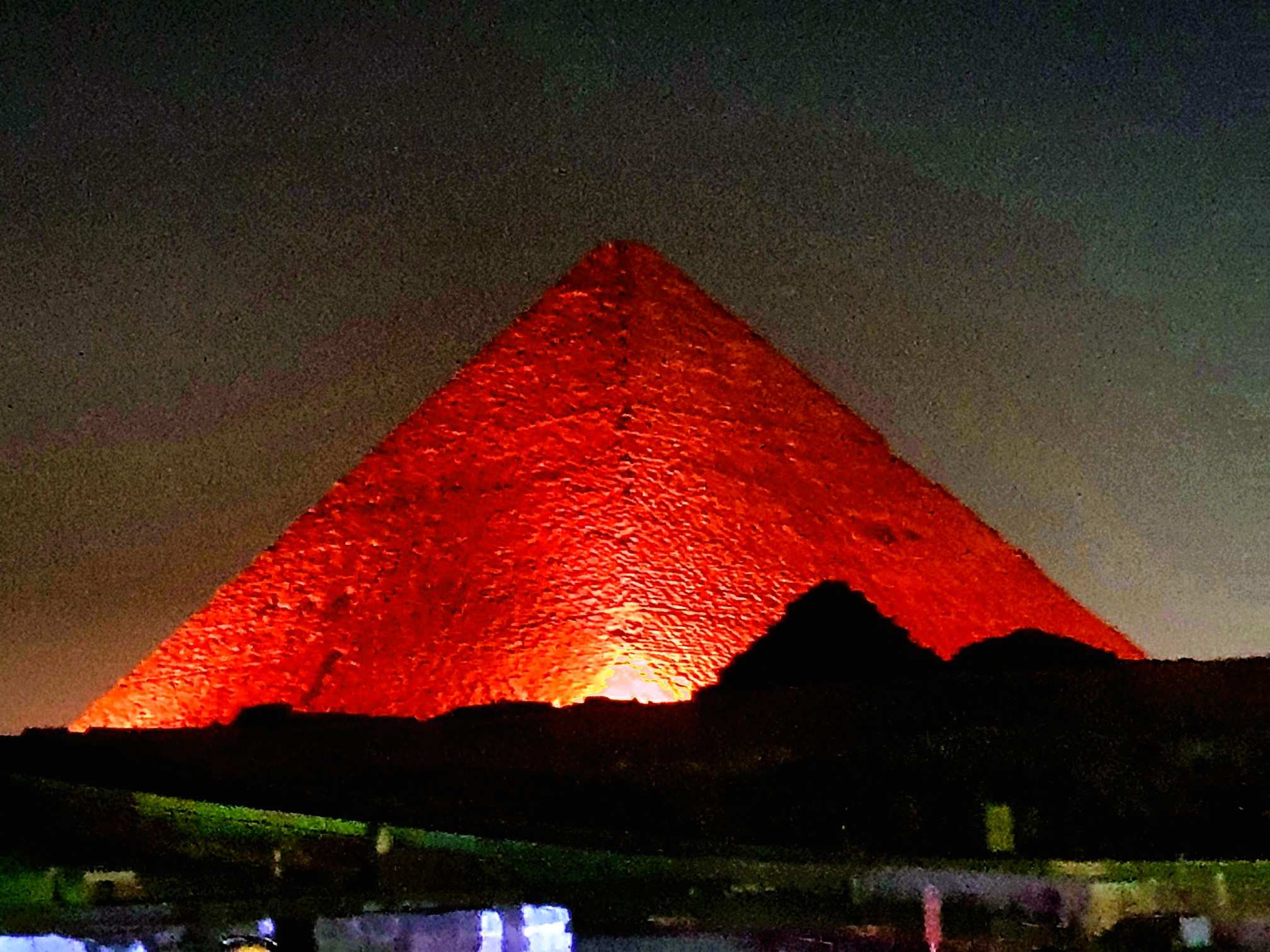 große ägyptische Pyramide in roter Beleuchtung