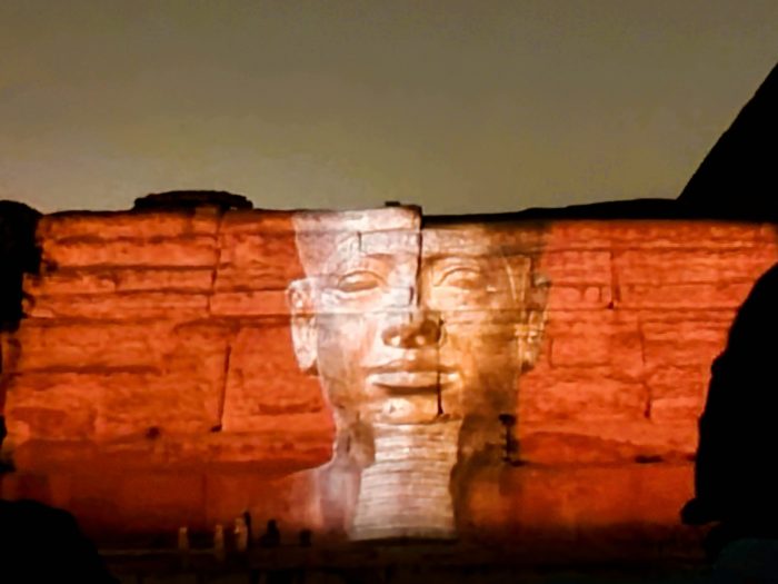 Ägyptisches Pharaonen Gesicht bei Lightshow an der Pyramiden-Wand