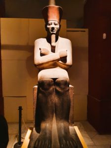 Statue eines Pharao in Kairo