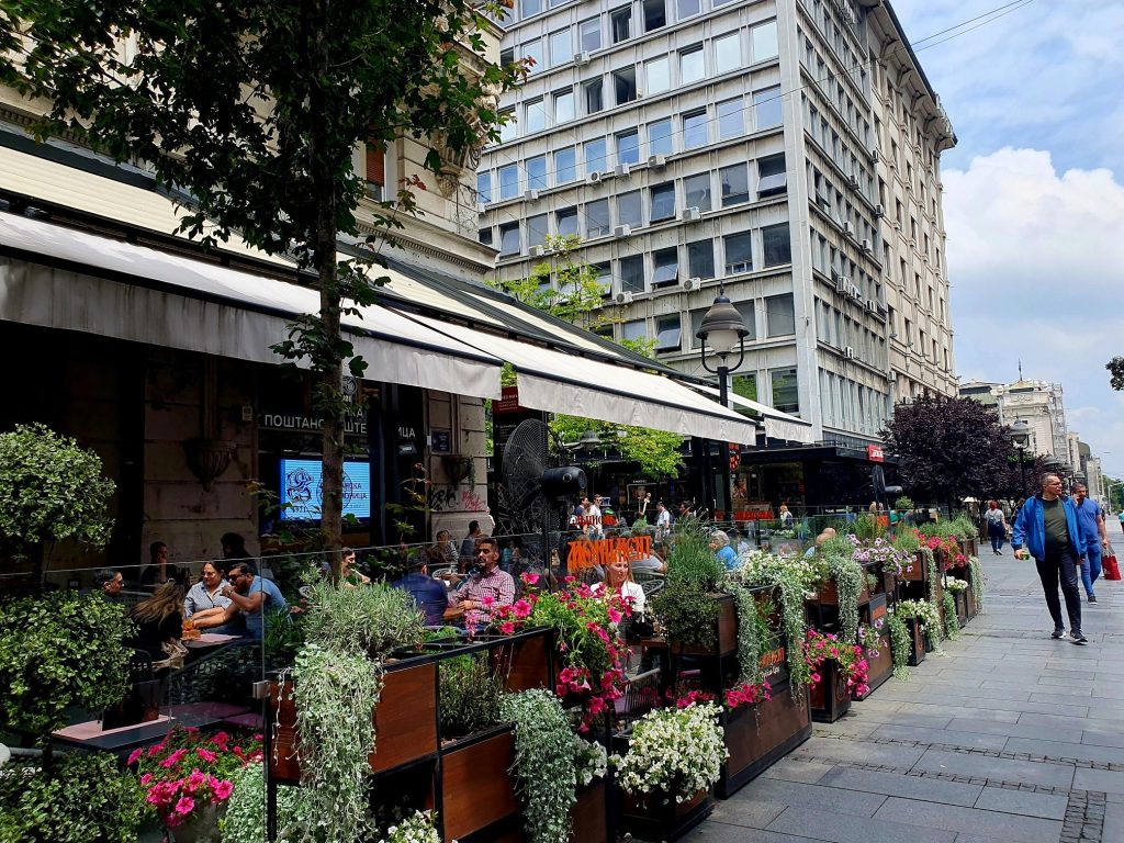 Blumengeschmückte Café-Terrasse in Fussgängerzone von Belgard