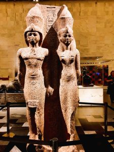 alte ägyptische Frauen-Statuen aus Stein