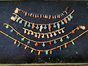 antikes ägyptisches Halskette mit vielen Anhängern