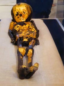 ägyptische Kinder-Mumie mit Gold bezogen