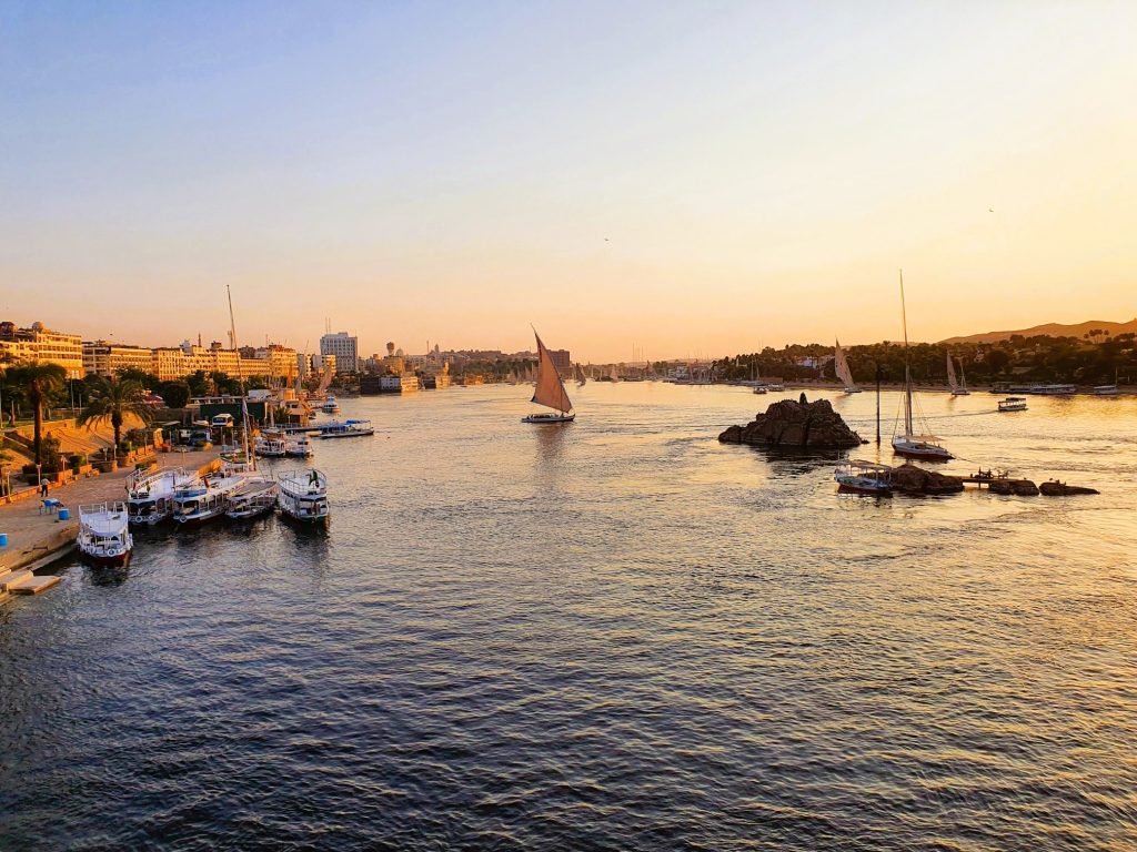 Blick entlang Nil-Fluss mit Booten auf dem Wasser, Nilkreuzfahrt Höhepunkte