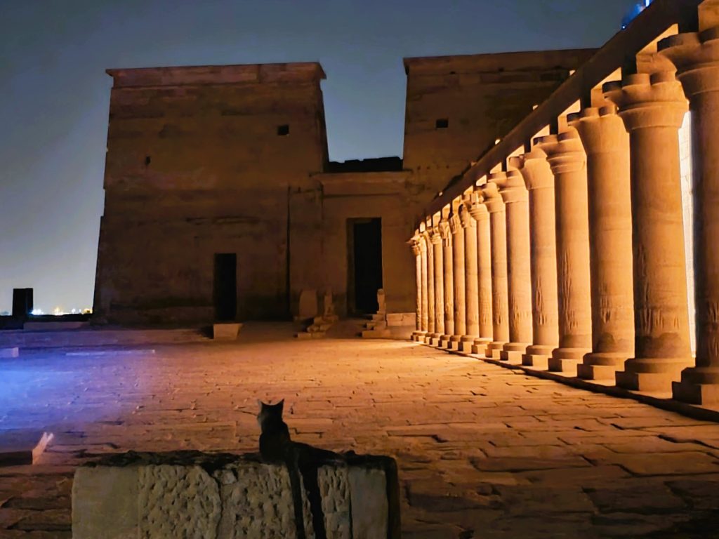 ägyptische Tempelanlage nächtlich beleuchtet