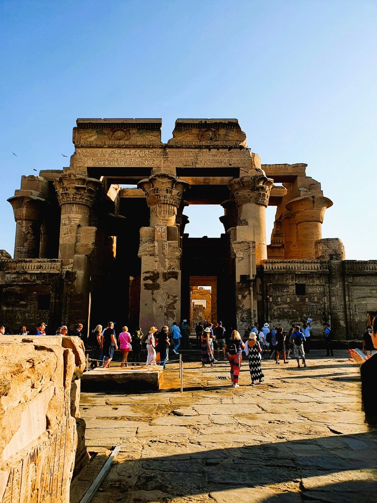 Touristengruppe besucht einen ägyptischen Tempel