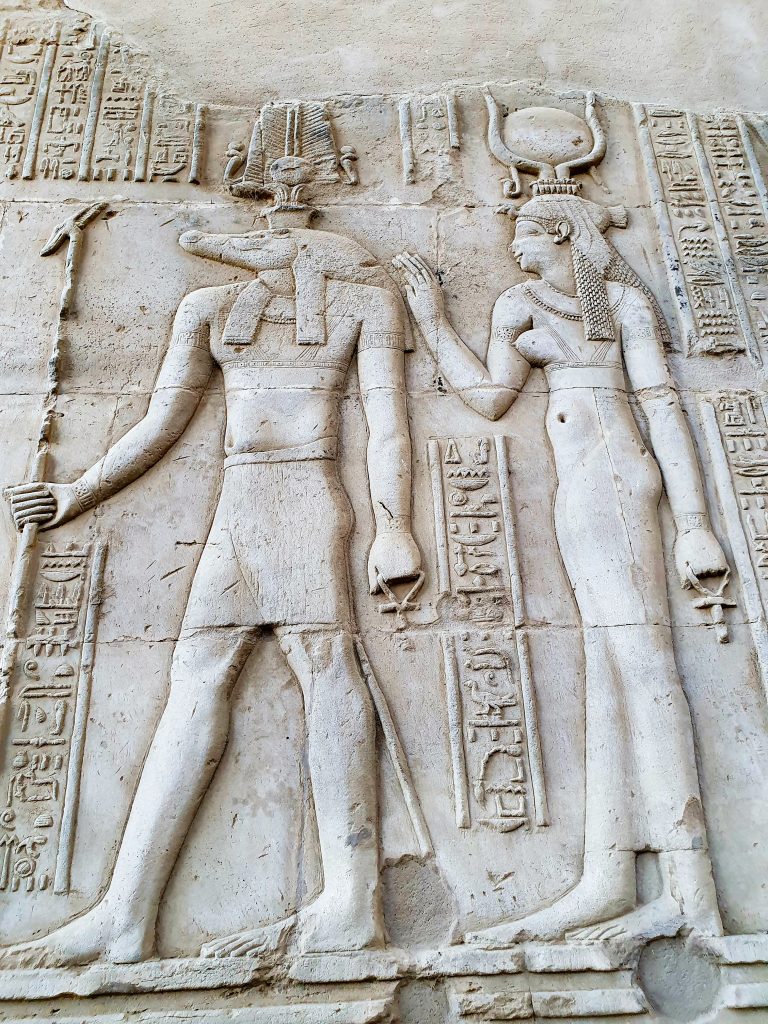 Steinrelief an einem Tempel ägyptische Götter darstellend