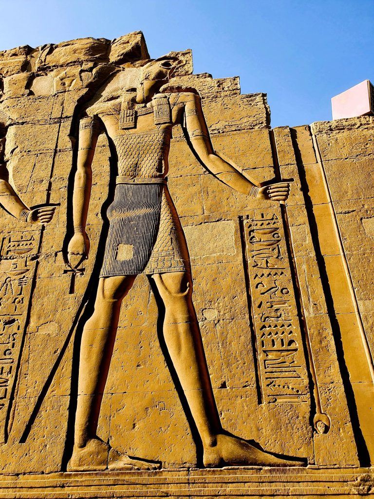 riesiges Relief an einem ägyptischen Tempel, Nilkreuzfahrt Höhepunkte