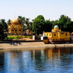 Nil Fluss mit gelben Häusern am Flussufer, Nilkreuzfahrt Höhepunkte