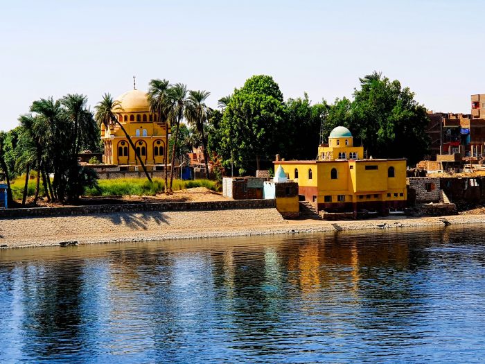 Nil Fluss mit gelben Häusern am Flussufer, Nilkreuzfahrt Höhepunkte