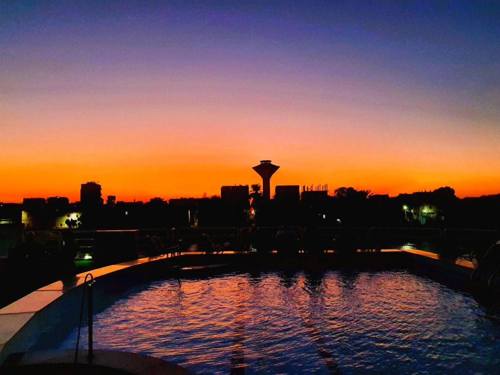 Sonnenuntergang am Nil in intensiven Farben, Nilkreuzfahrt Höhepunkte